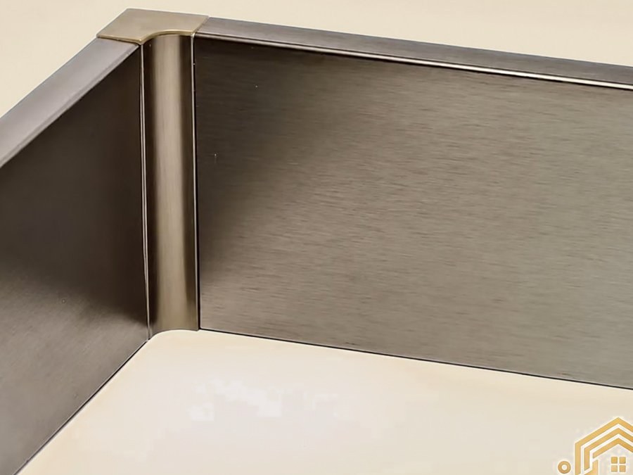 Close view: The brushed surface, the wire hidden behind.
